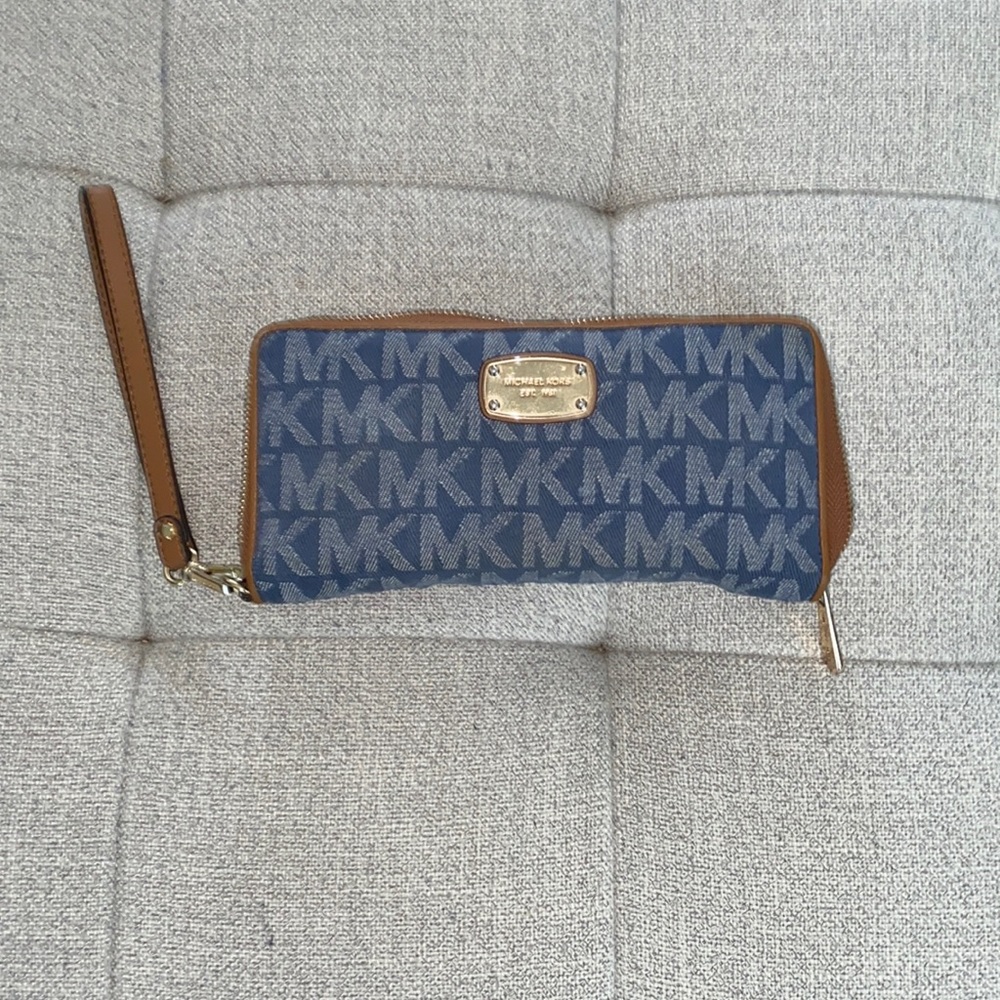 Michael Kors wallet. Rarely used.